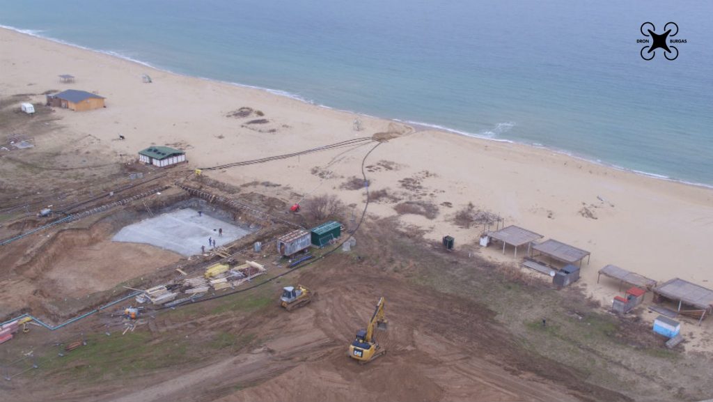Багери и плажна ивица в опасна близост, показано от дрон