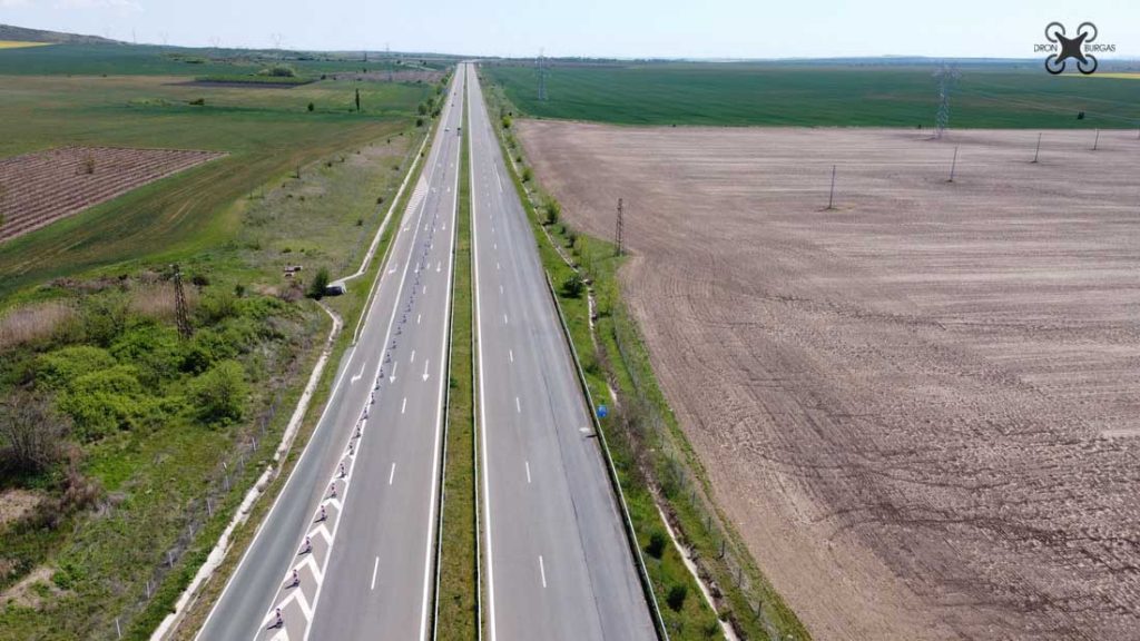 Това е магистрала Тракия, в посока Бургас, погледната с дрон