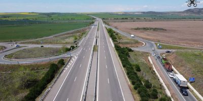 Поглед с дрон в посока София, от двете страни са разположени двете КПП на магистрала "Тракия"